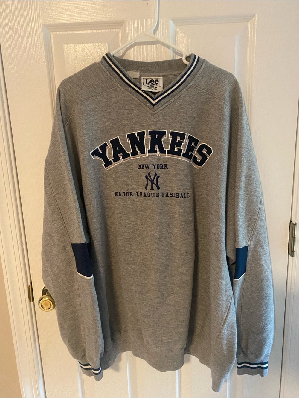 Vintage NY Yankees sweatshirt by Lee Sport